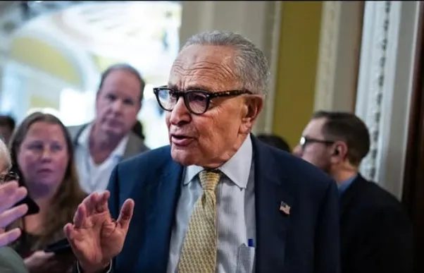 A Misinterpreted Flag Photo Sparks Debate: How a Routine Safety Procedure Became a Viral Controversy