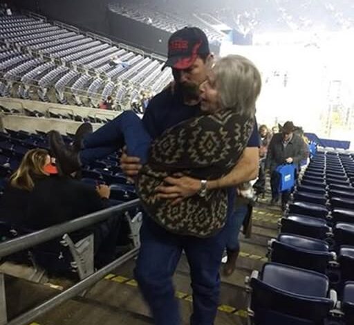 C25.The Day My Husband Carried a Stranger — What He Did Melted Everyone’s Hear