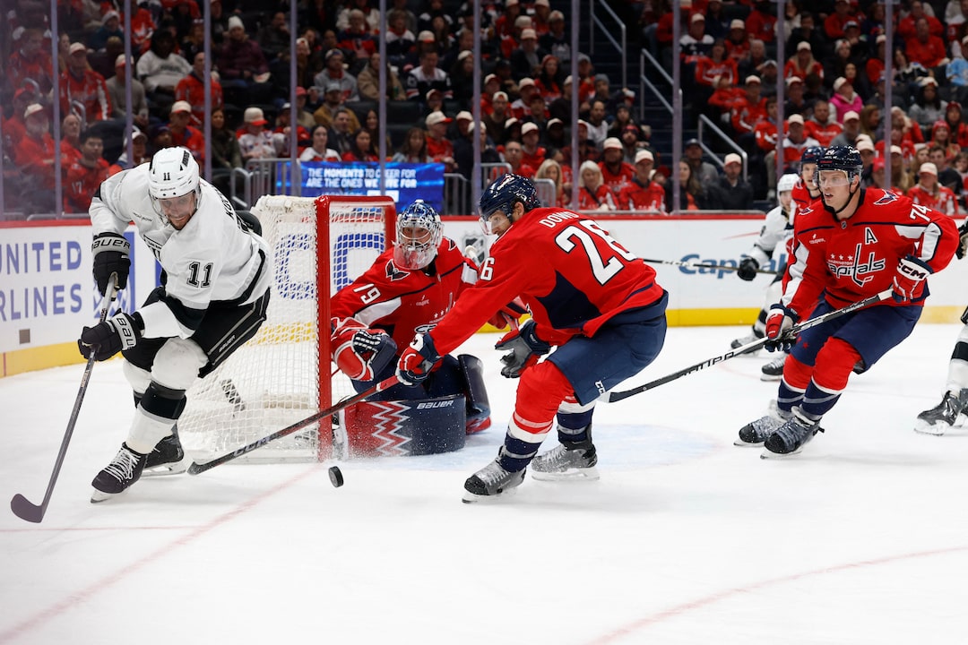 Charlie Lindgren beats former goaltending partner Darcy Kuemper for second win of the season