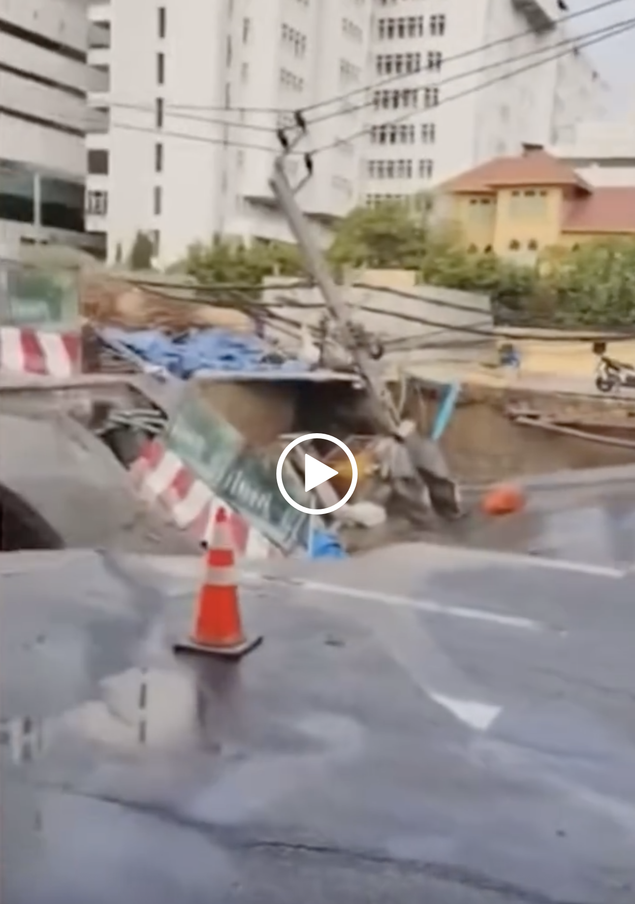 Road Collapse in Front of Vajira Hospital Causes Traffic Disruption in Dusit District