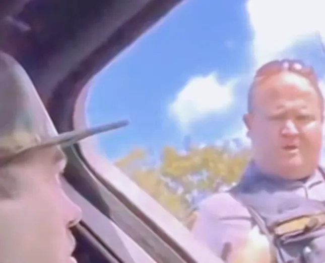 Bodycam Shows Officer Single-Handedly Controlling Traffic Chaos After Sudden Road Hazard Brings Cars To A Standstill
