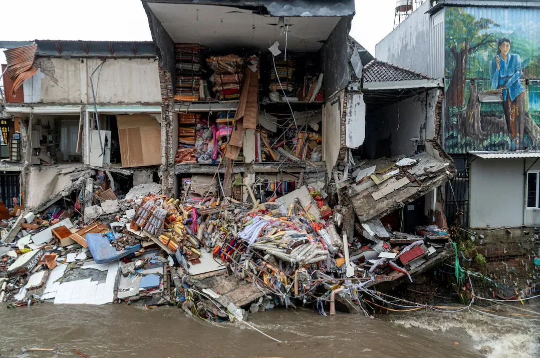 76.Bali floods kill 14