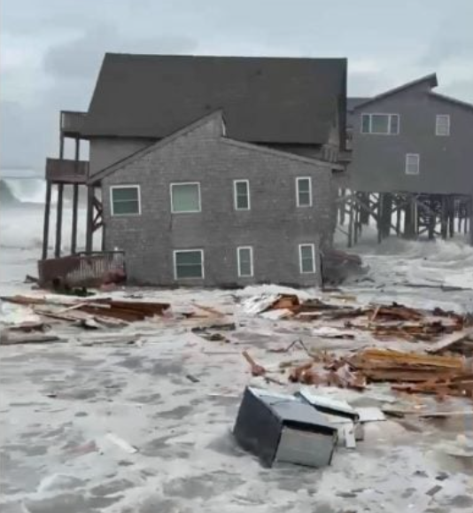15.Five oceanfront homes collapsed
