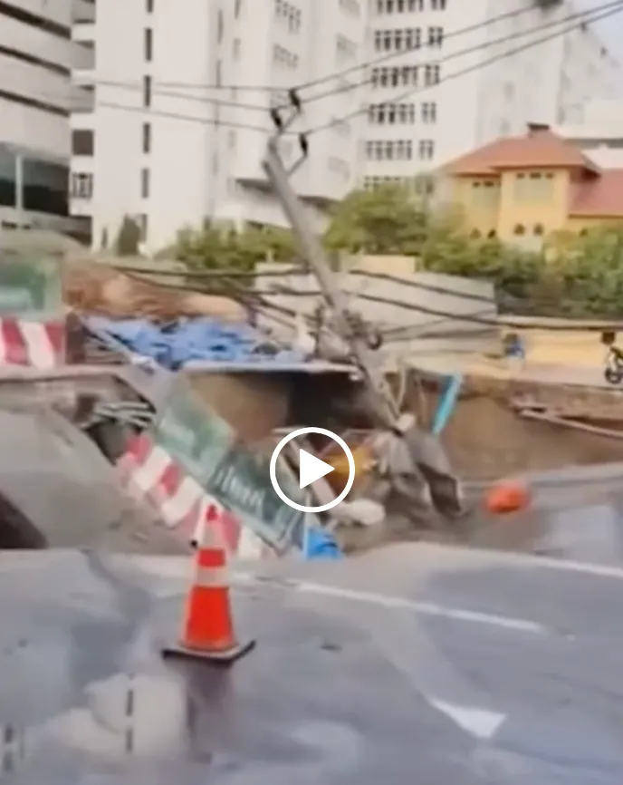 Road Collapse in Front of Vajira Hospital Causes Traffic Disruption in Dusit District