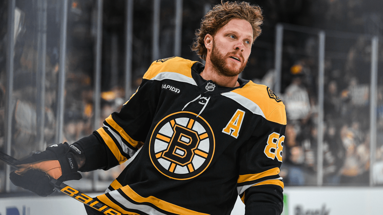 “David Pastrnak Scores 400th NHL Goal, Bruins Celebrate Milestone with Bench-Wide Celebration”
