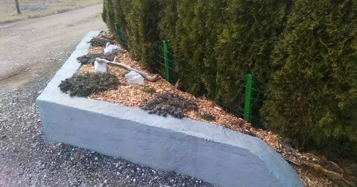 Neighbors keep destroying family’s fence so dad hilariously teaches them a lesson