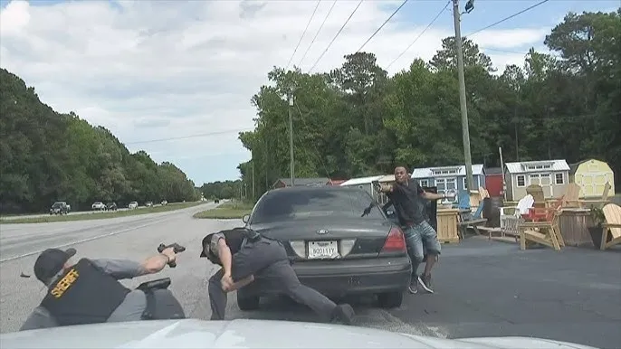 Poor Waitress Refuses Payment After Feeding 5 Broken Bikers, 48 Hours Later 800 Hells Angels Surround…