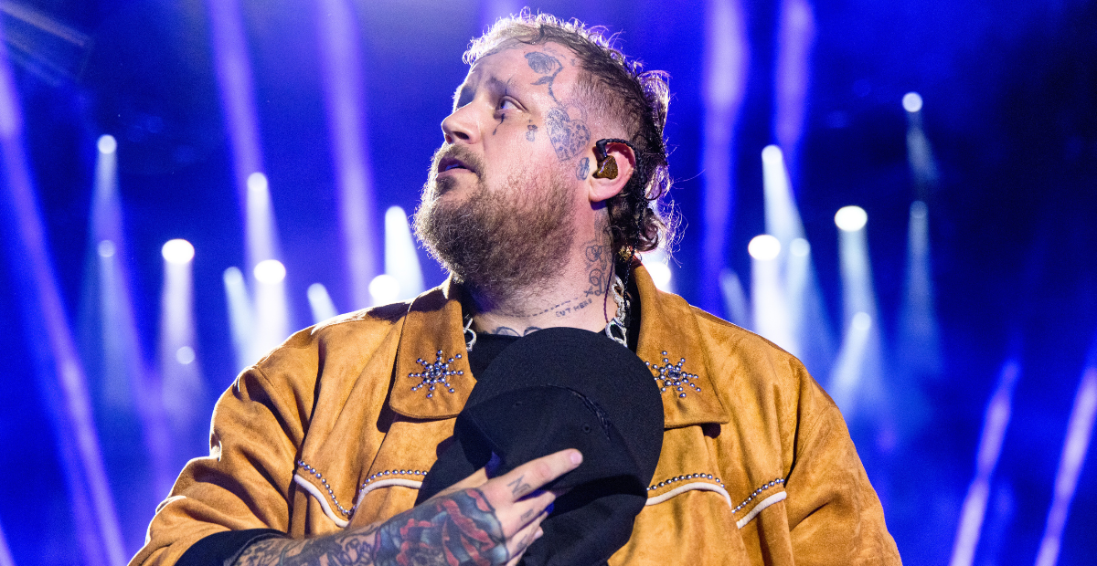 “I’m so sorry, Auckland” – Jelly Roll breaks down after canceling his final tour show at the last minute.