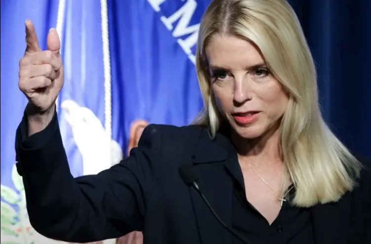 1 HOLY SMOKES: RFK Jr. Exposes Elizabeth Warren For Taking…