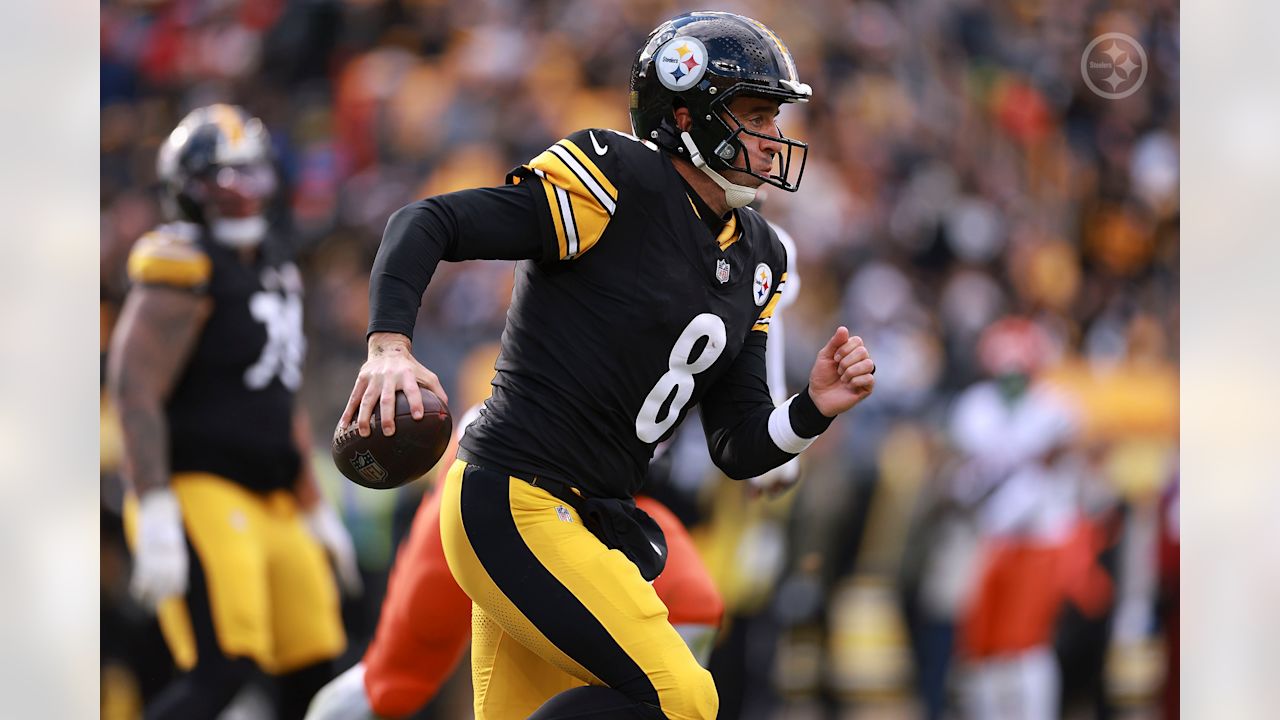 Aaron Rodgers’ Wrist Injury Could Stifle Pittsburgh Steelers’ Playoff Hopes