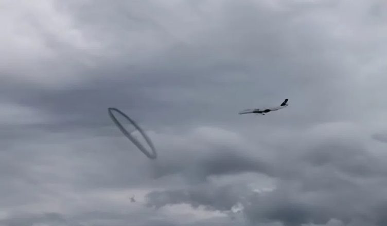 The Plane Mysteriously Disappears into a Black Circle in the Sky… Illusion or Something More? Witnesses in Shock!