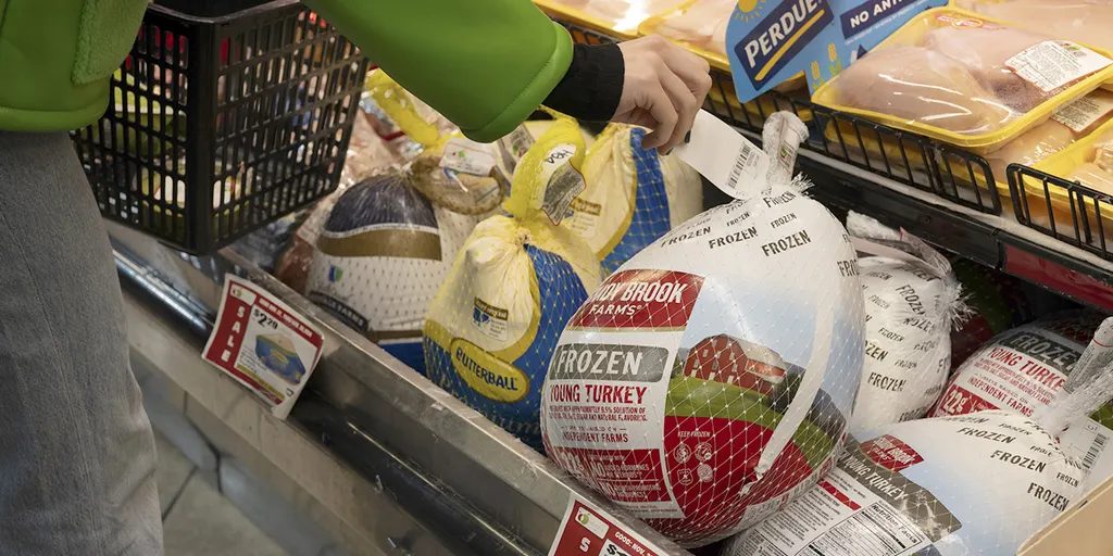 BREAKING: Thanksgiving Dinner Cost Drops 5% This Year psss