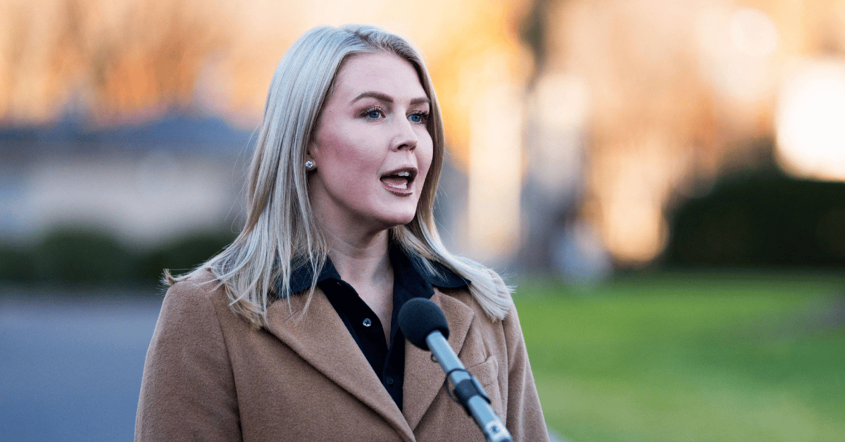 a1.THOSE LIPS DON’T…..” TRUMP COMMENT ABOUT 28-YEAR-OLD PRESS SECRETARY LEAVITT’S “BEAUTIFUL LOOKS” SPARKS NATIONWIDE CRINGE